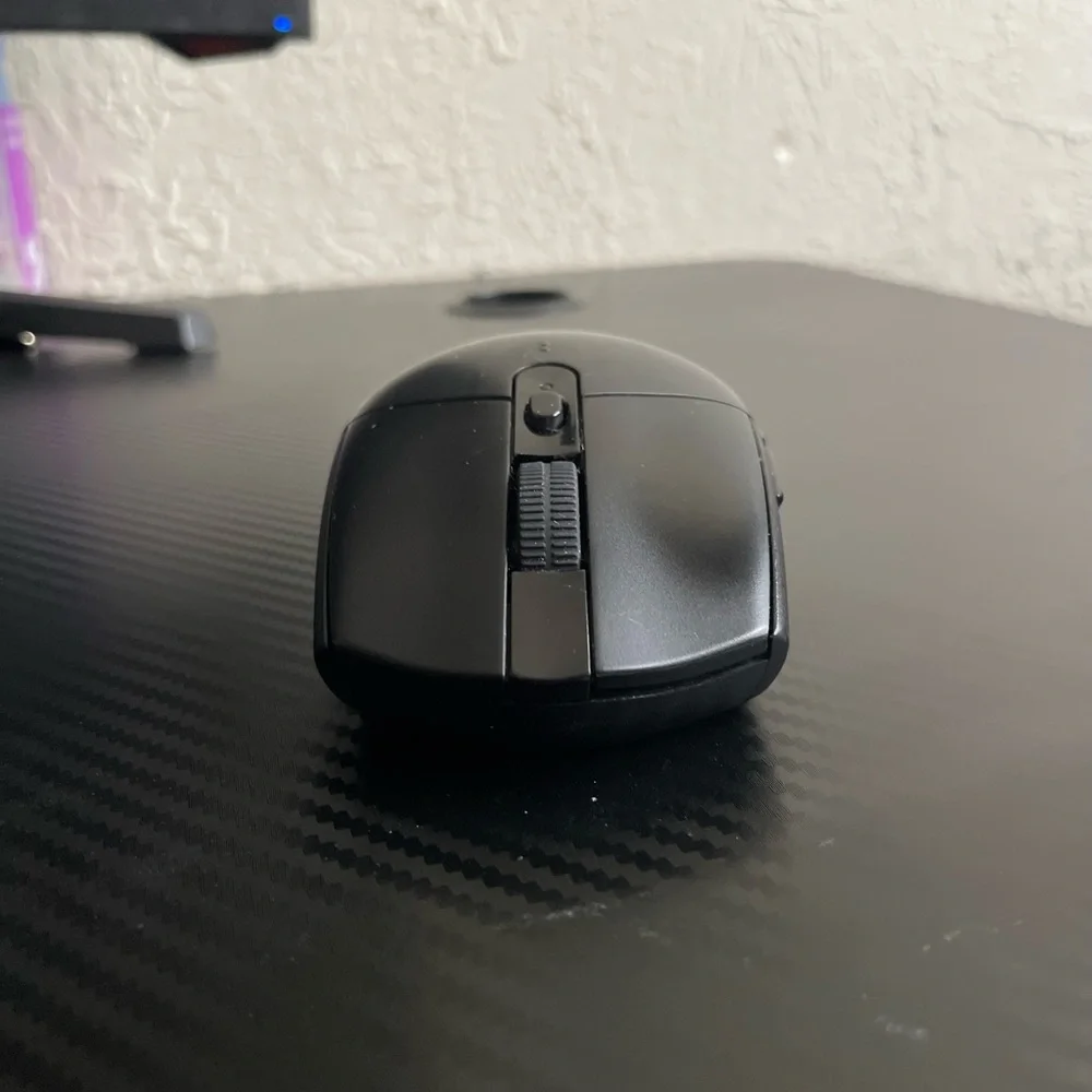 Logitech G305 Black Wireless Mouse it uses batteries.